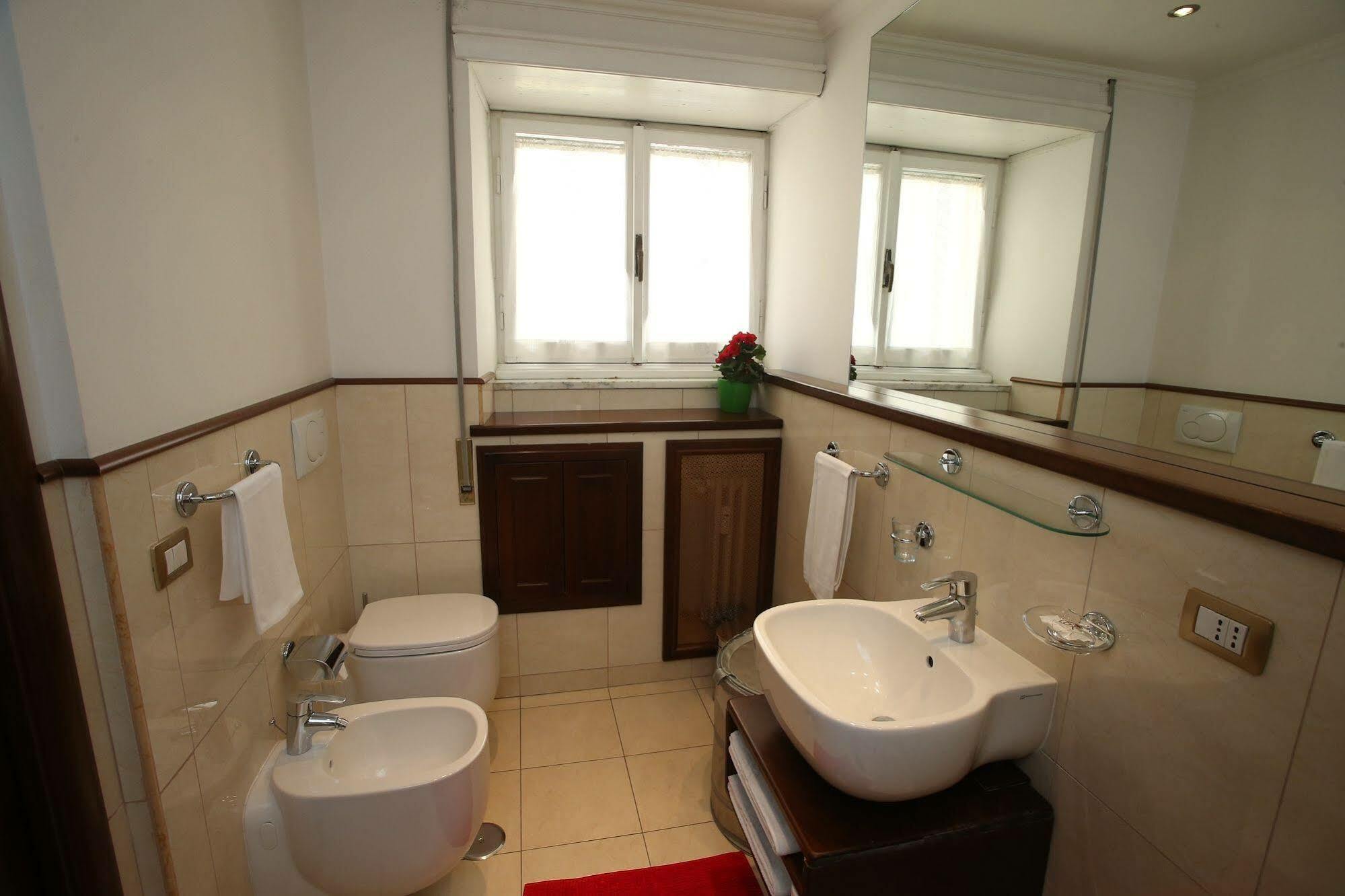 Bed and Breakfast Al Colonnato Di San Pietro Рим Экстерьер фото