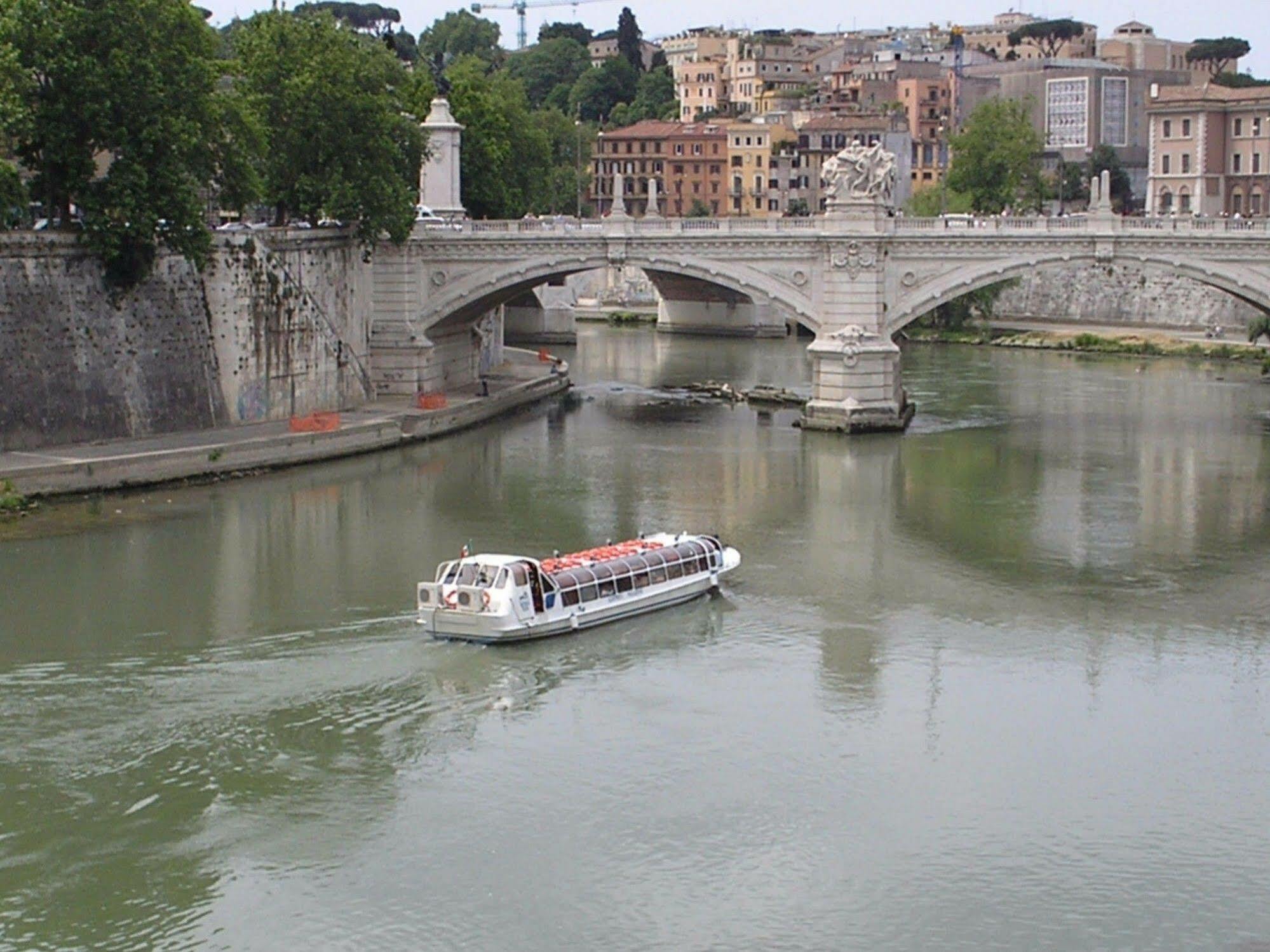 Bed and Breakfast Al Colonnato Di San Pietro Рим Экстерьер фото